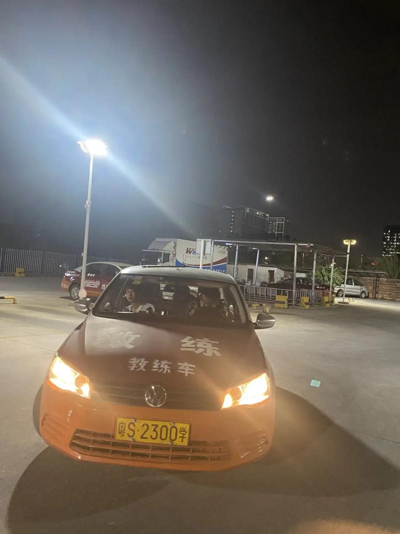  夜间坐教练身上练车，挑战与成长的旅程