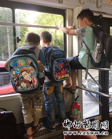 公交车上C了两个小学生