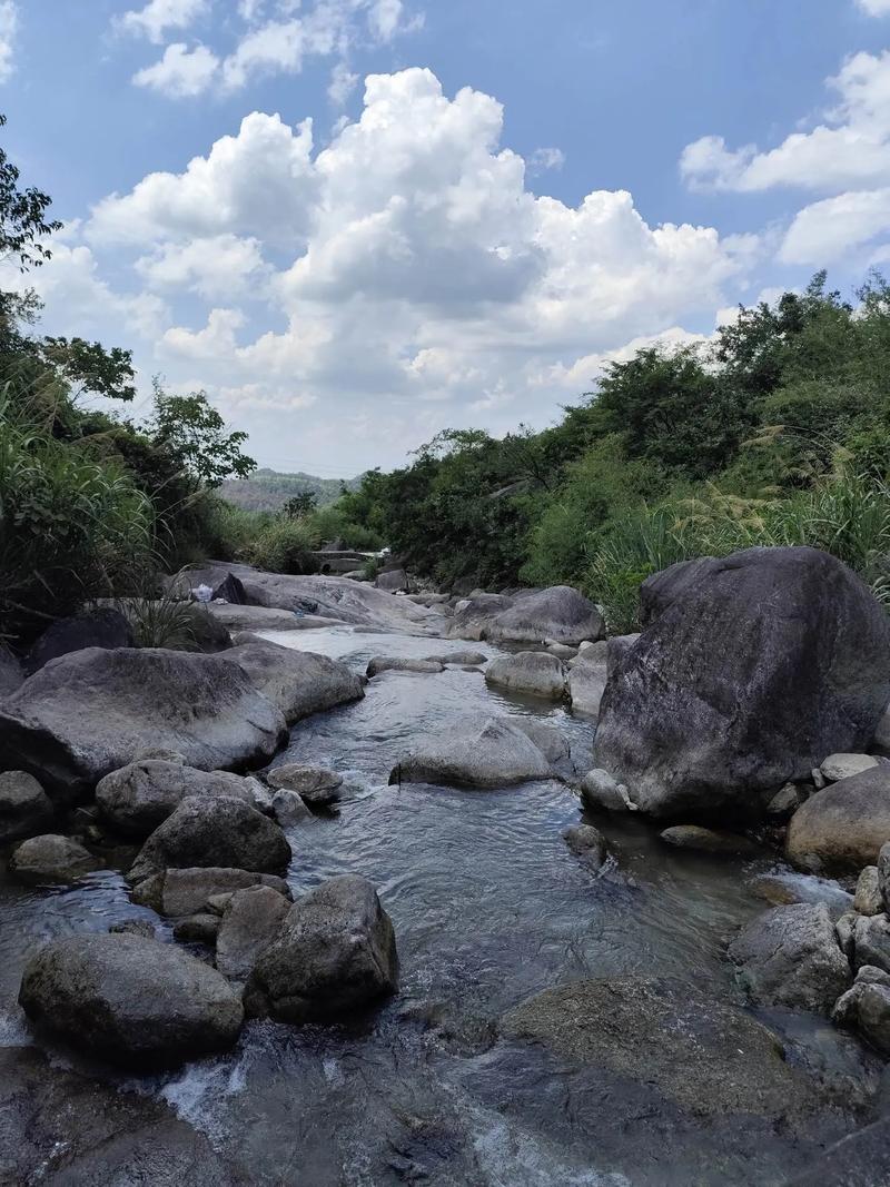 两峰夹小溪地湿又无泥诗