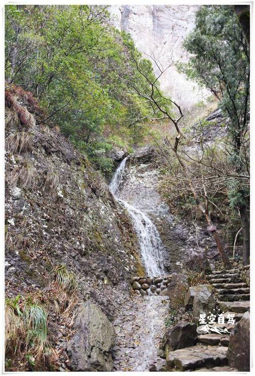 两峰夹小溪地湿又无泥