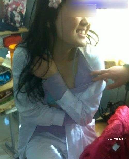 女学生被c扒衣服，网友纷纷发声：这样的事不能再发生了！