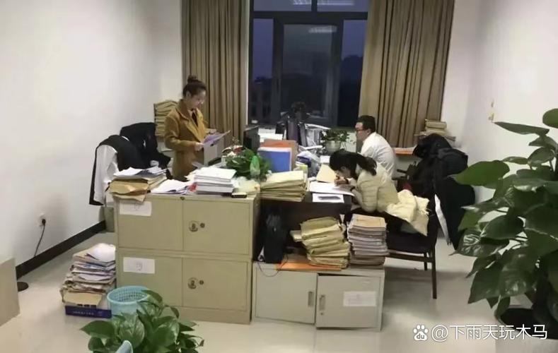 新职场背后的权力游戏：办公室被三个老板玩弄